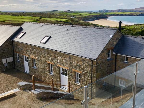 Auf dem Foto ist das Objekt Awel y Môr - 3 Bedroom Cottage - Whitesands in der Stadt St Davids zu sehen.