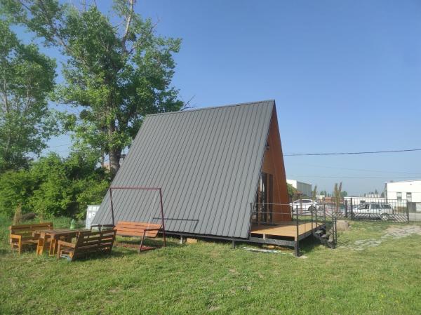 Na zdjęciu widoczny jest obiekt Guest House Akhalubani położony w mieście Natakhtari.