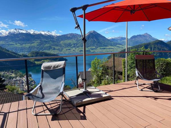 På billedet ses objektet Cozy House above Lake Lucerne in car-free Vitznau Mittlerschwanden at Mount Rigi railway beliggende i byen Vitznau.