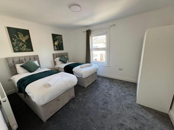 Na zdjęciu widoczny jest obiekt Stunning 4 BED House for Contractors & Holiday Makers położony w mieście Reading.