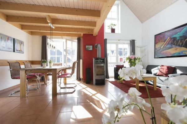 Schwalbennest Greetsiel Für Bis Zu 6 Personen Mit Kaminofen, Whirlpool Und Sauna - Haustiere Herzlich Willkommen, Nah Am Hafen - Krummhörn