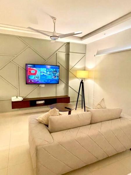 Homey Stays - Luxe Studio Apartment, Lahore