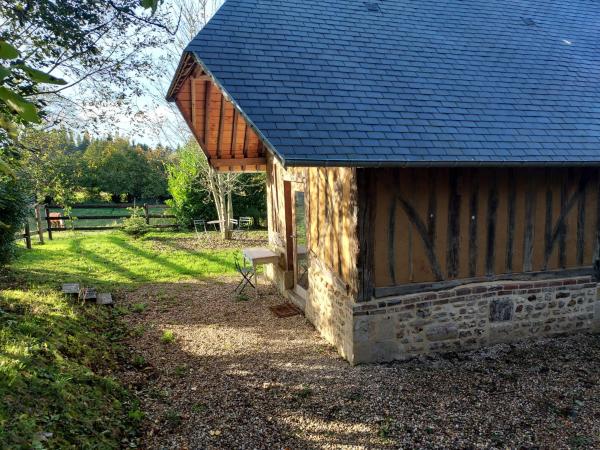 På billedet ses objektet Le Cocon, Gîte du Manoir de La Porte beliggende i byen Saint-Benoît-dʼHérbertot.