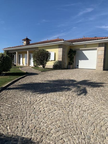写真にはAgunchos市にあるCasa da Bela Vistaが写っています。