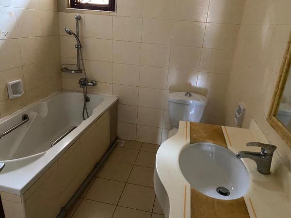 A la foto es mostra l'objecte Queens apartments situat a la ciutat de Entebbe.