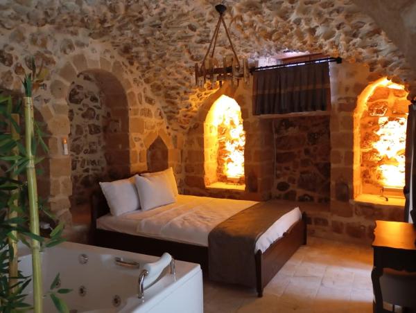 The photo shows the ARev BUTİK HOTEL located in the city of Arpatepe.