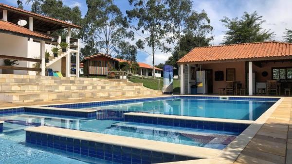 На фото показан объект Sítio Aconchegante com Piscina e Wi-Fi, расположенный в городе Tôrre de Pedra.