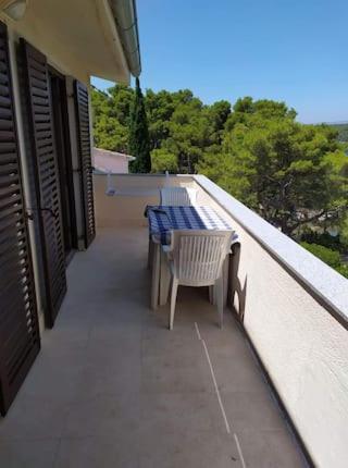 På billedet ses objektet Seafront apartment beliggende i byen Jelsa.