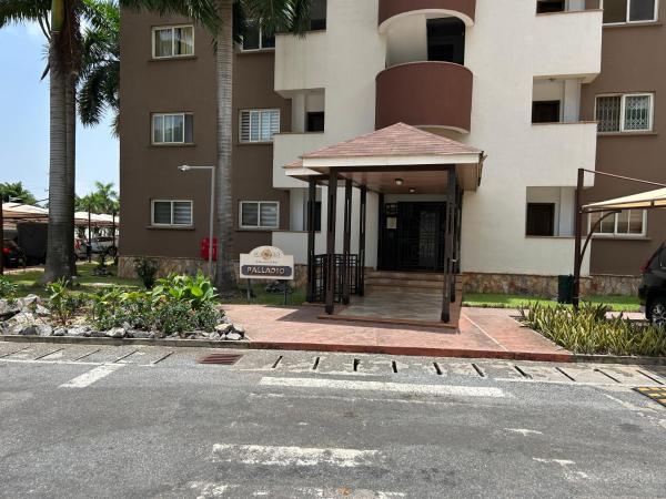 照片显示了位于Okponglo市的Luxurious 3-Bedroom Ground Floor Apartment with Pool View in Prestigious Villagio物件。