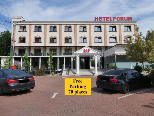 Na fotografii je vidět objekt Hotel Forum nacházející se ve městě Bucov.