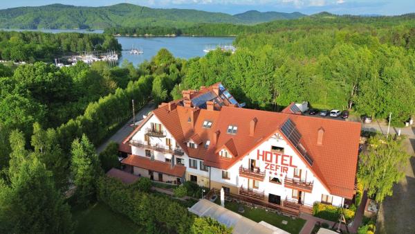 Na fotografii je vidět objekt Zefir SPA nacházející se ve městě Polańczyk.