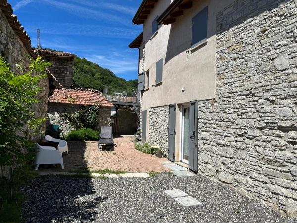 Na fotografii je vidět objekt Casa del Giglio a Cadelmonte nacházející se ve městě Valle.