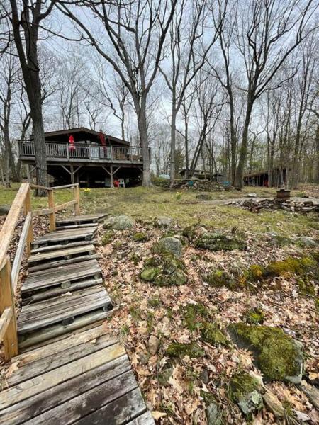 Na foto é possível ver o objeto Waterfront Cottage, No Weed Swimming & Western Exposure on Buck Lake localizado na cidade de Perth.