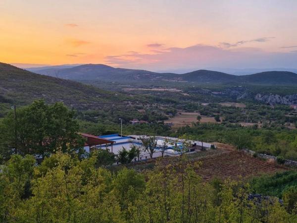 A la foto es mostra l'objecte Family friendly house with a swimming pool Donji Dolac, Zagora - 21274 situat a la ciutat de Srijane.