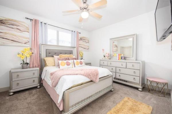 Pink Palace Located In Tampa! - Riverview, FL