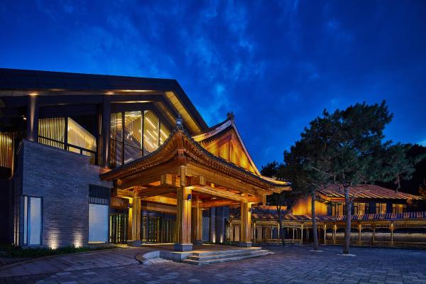 Na zdjęciu widoczny jest obiekt Jinshanling Great Wall Hotel położony w mieście Gubeikou.