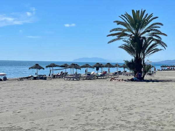 写真にはトロクス市にあるGeysotur Torrox Playa Apartamentosが写っています。