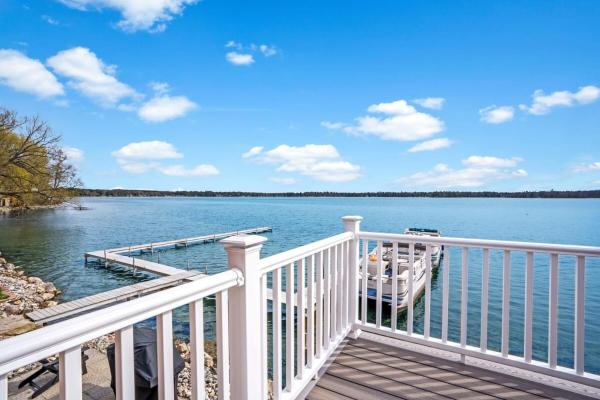 Na zdjęciu widoczny jest obiekt 3 Units on Fife Lake with Hot Tub-Sleeps 18 położony w mieście Manton.