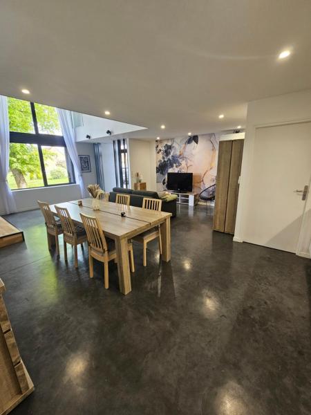 Na zdjęciu widoczny jest obiekt *le hangar du Paradis * położony w mieście Lestrem.