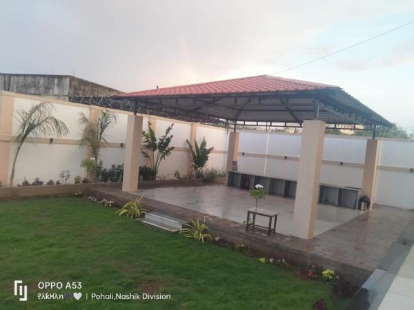 The photo shows the Kookee Villa located in the city of Vani.