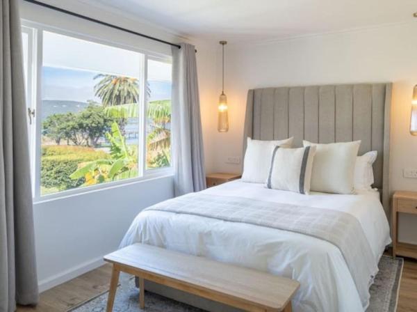 Na fotografii je vidět objekt Romantic Villa2 Getaway - beautiful views, kolkol, wifi and back up SOLAR nacházející se ve městě Knysna.