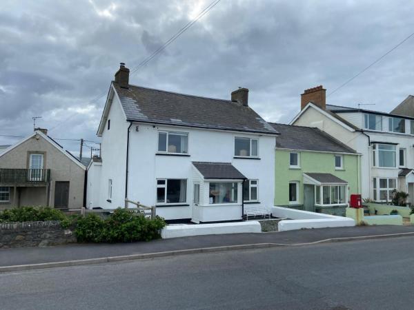 A la foto es mostra l'objecte Awelon, A lovely 5 bedroom cottage with sea views situat a la ciutat de Llancynfelyn.