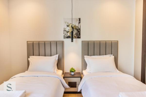 Relaxing 2 BDR Apt, Large Terrace, Swimming Pool, Dubaj
