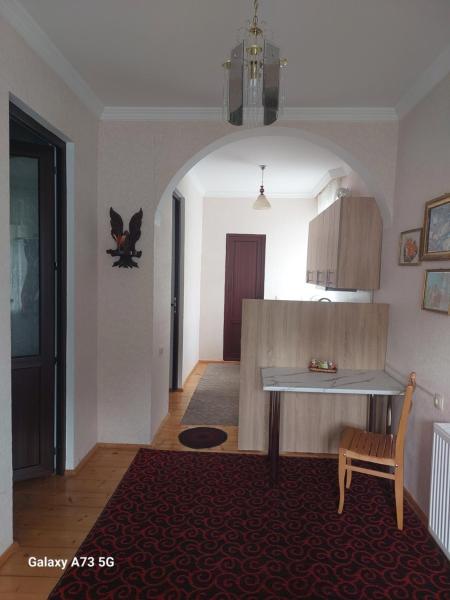 Kuvassa näkyy kohde guest house lela rezo, joka sijaitsee kaupungissa Kazbegi.