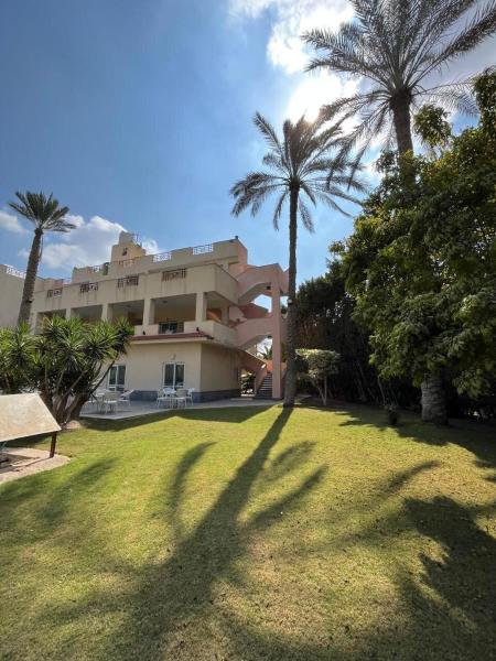 Op de foto is het object House Of Happiness te zien, gelegen in de stad Al Manāshī.
