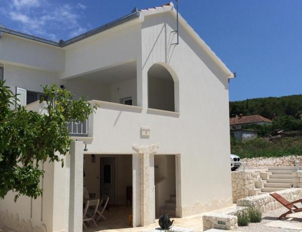Freistehendes Ferienhaus auf 2 Etagen mit 2 Terrassen und großem privatem Garten mit Grill, Trogir