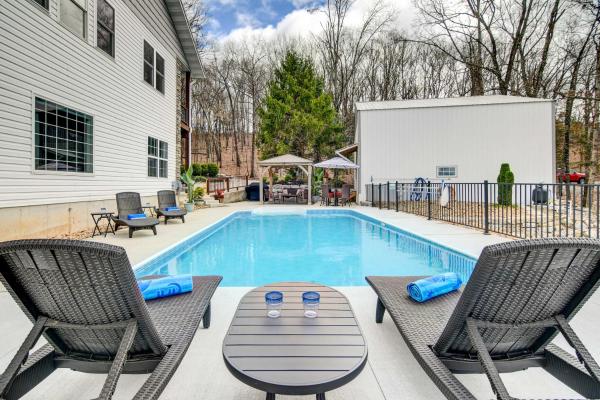 Auf dem Foto ist das Objekt Secluded Branson Escape with Pool and Game Room! in der Stadt Branson zu sehen.