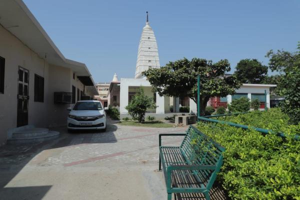 A la foto es mostra l'objecte Radha Madhav Ashram Vrindavan situat a la ciutat de Vrindāvan.
