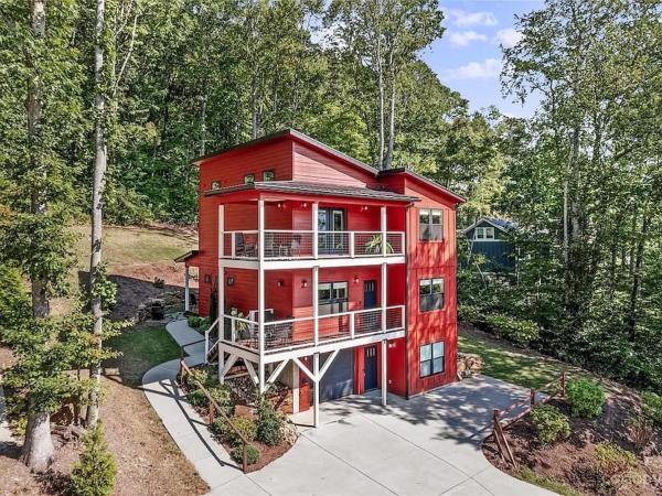 Swannanoa Serenity River Motif, Spa & Game Room - Swannanoa, NC