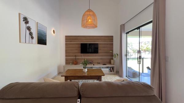 A la foto es mostra l'objecte Born To Live HOUSE - 200m da praia da barra situat a la ciutat de Garopaba.