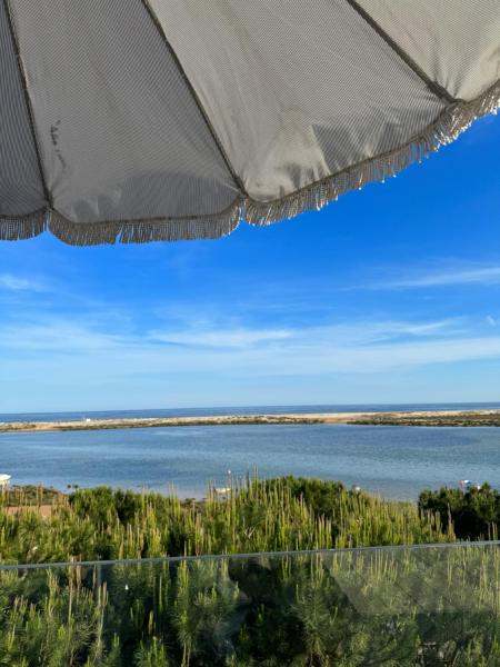 A la foto es mostra l'objecte The Beach House Roof situat a la ciutat de Nora.