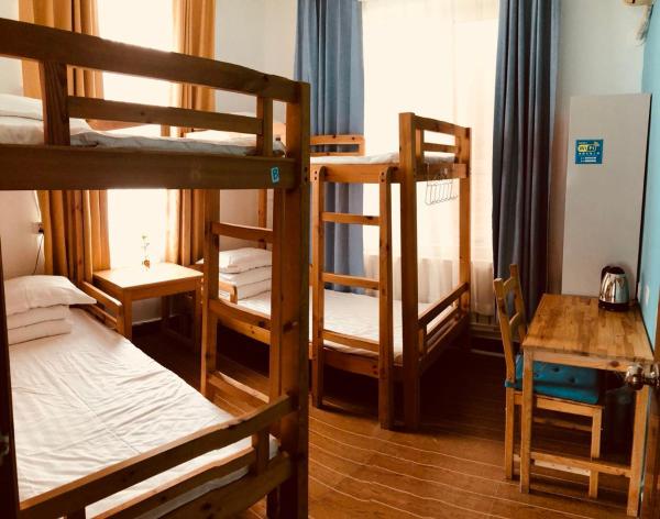 Lit dans Dortoir Féminin de 4 Lits avec Salle de Bains Commune — 10 m² - 大连天天国际青年旅社