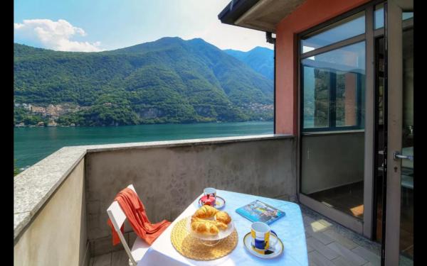The photo shows the Riflessi sul Lago Apt Laglio - Alba located in the city of Laglio.