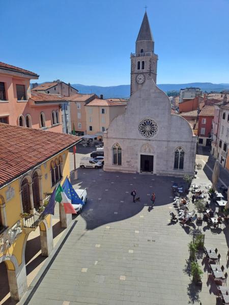 The photo shows the Serenissima Apartment located in the city of Muggia.