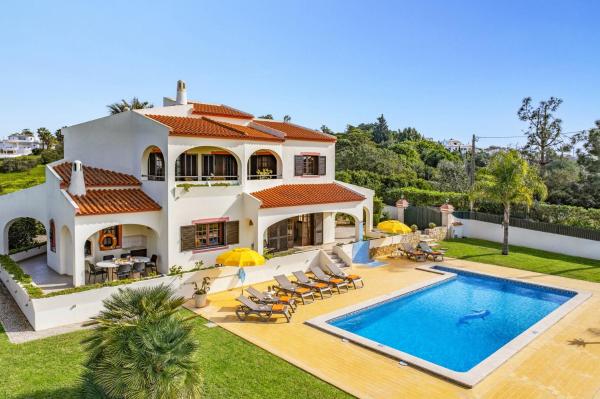 На фото показан объект Villa Vista Mar by Villa Plus, расположенный в городе Terras Novas.
