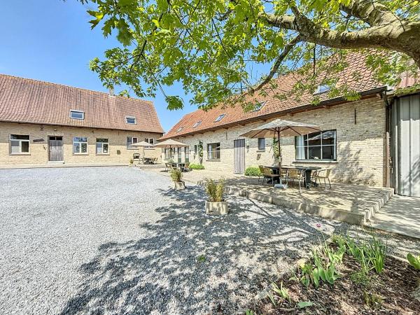 Na fotografii je vidět objekt De Eikhoeve - Alveringem nacházející se ve městě Alveringem.
