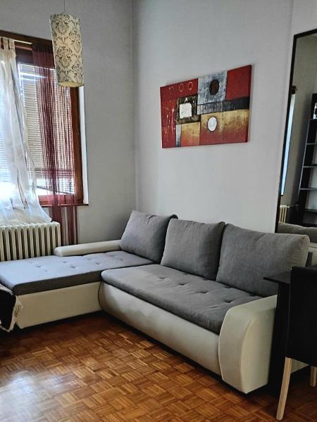 A la foto es mostra l'objecte Stan na dan situat a la ciutat de Hiseti.