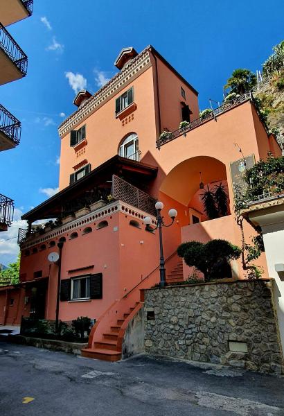A la foto es mostra l'objecte La Maison Rose situat a la ciutat de Maiori.