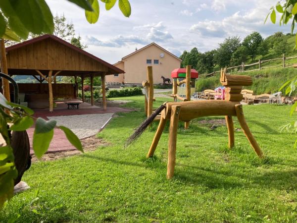 Na fotografii je vidět objekt Jazdecký areál Budička nacházející se ve městě Trnie.