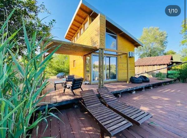 A la foto es mostra l'objecte Nana - river Villa no.315 situat a la ciutat de Ada.