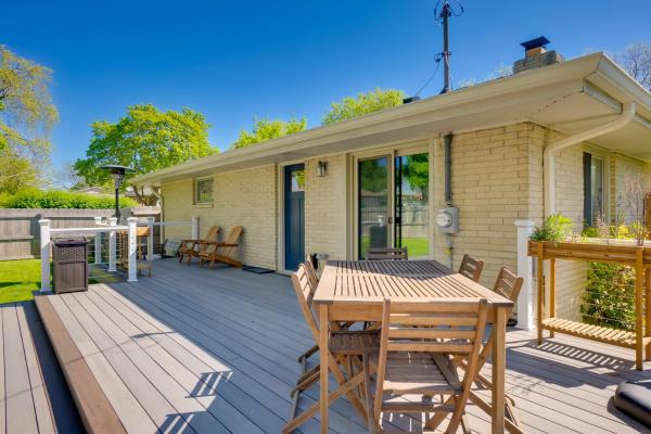 Na zdjęciu widoczny jest obiekt Cozy Milwaukee Apartment w/ Deck, 2 Mi to Airport! położony w mieście Greendale.