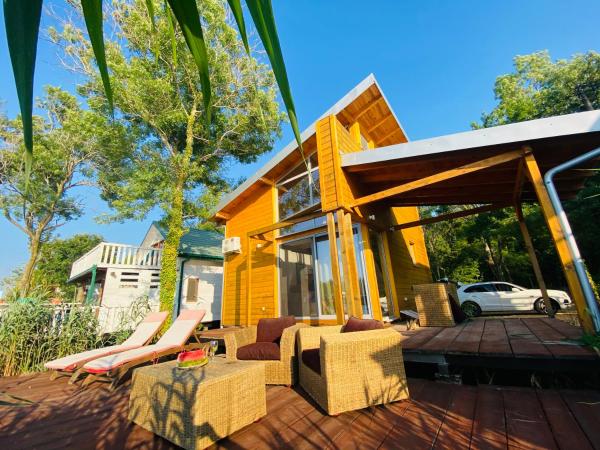 A la foto es mostra l'objecte Dolly - Waterfront Villa no 154L situat a la ciutat de Ada.