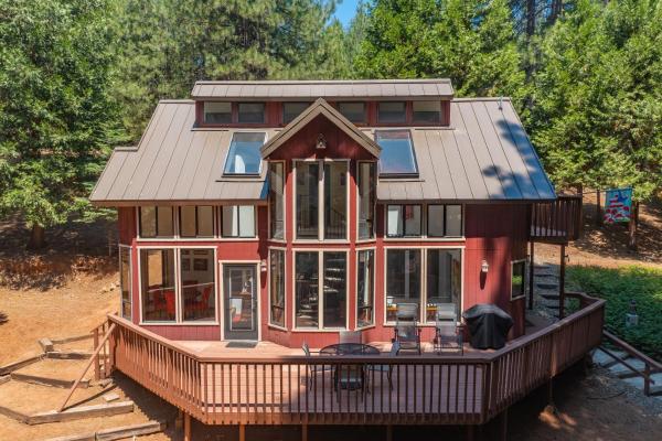 A la foto es mostra l'objecte Relaxing 2BD Cabin in the Sierra situat a la ciutat de West Point.