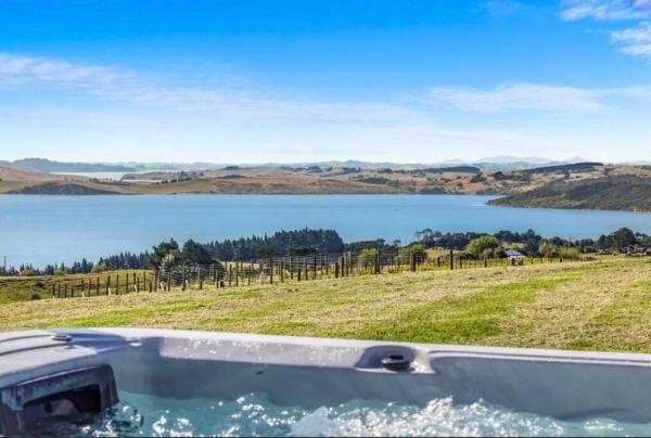 A la foto es mostra l'objecte Farmhouse with Coastal Views situat a la ciutat de Pahi.
