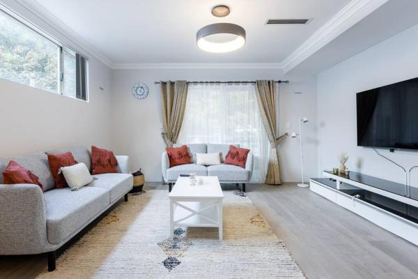 Nella foto è visibile l'oggetto Executive CBD Perth House 4BR 3BA 2Pk SLEEP 8! situato nella città di Perth.