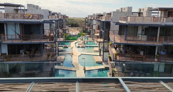 Na zdjęciu widoczny jest obiekt XALET Tulum Luxury Condos. położony w mieście Tulum.